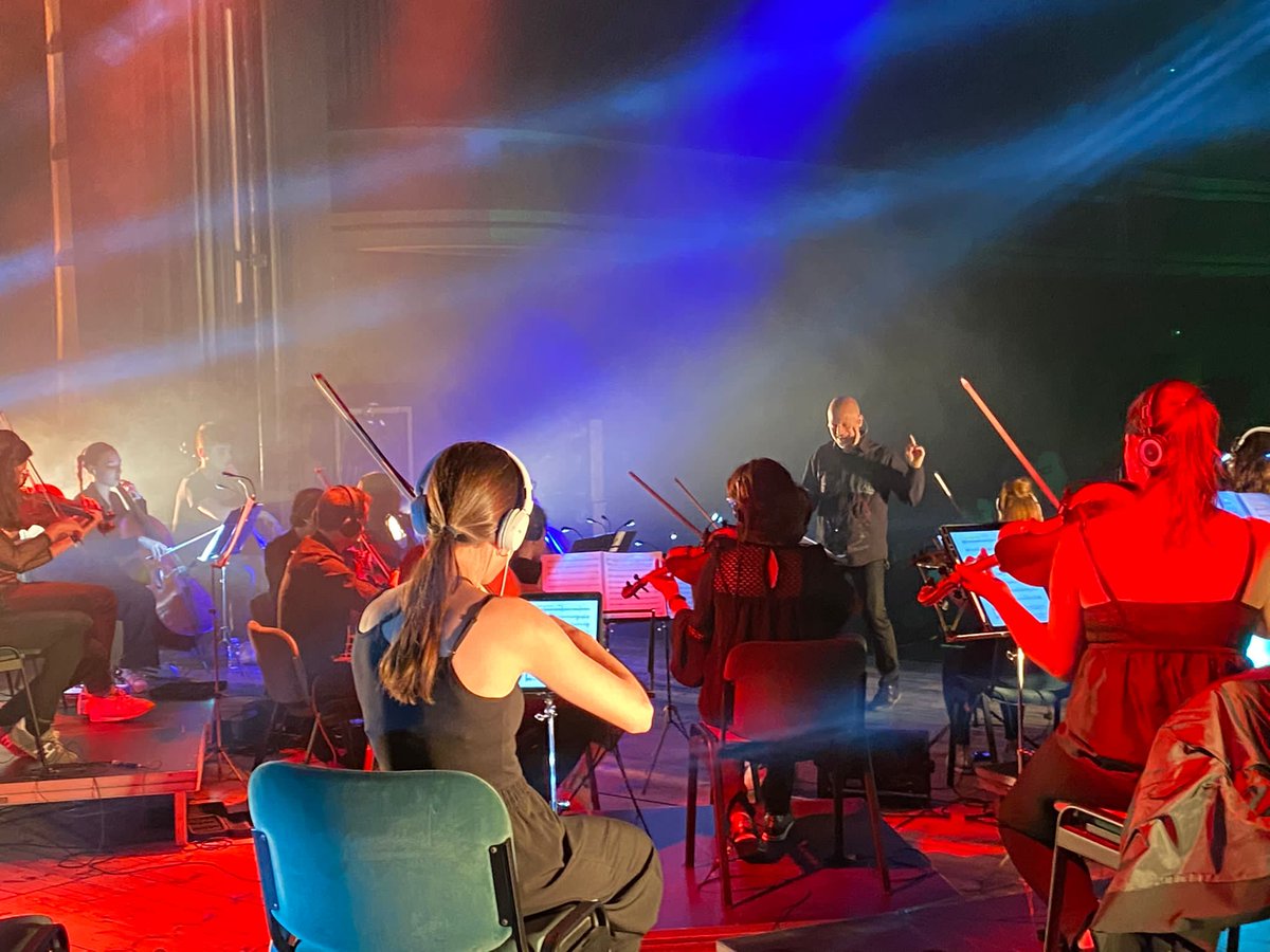 El Teatre Municipal ha acollit l'espectacle ‘Electrobacasis’, el concert jove de la festa de Sant Marc. L'actuació protagonitzada per Camerata Bacasis &amp; DJ Arzzett ha inclòs la interpretació de grans èxits musicals dels últims 50 anys fugint del format clàssic d'orquestra