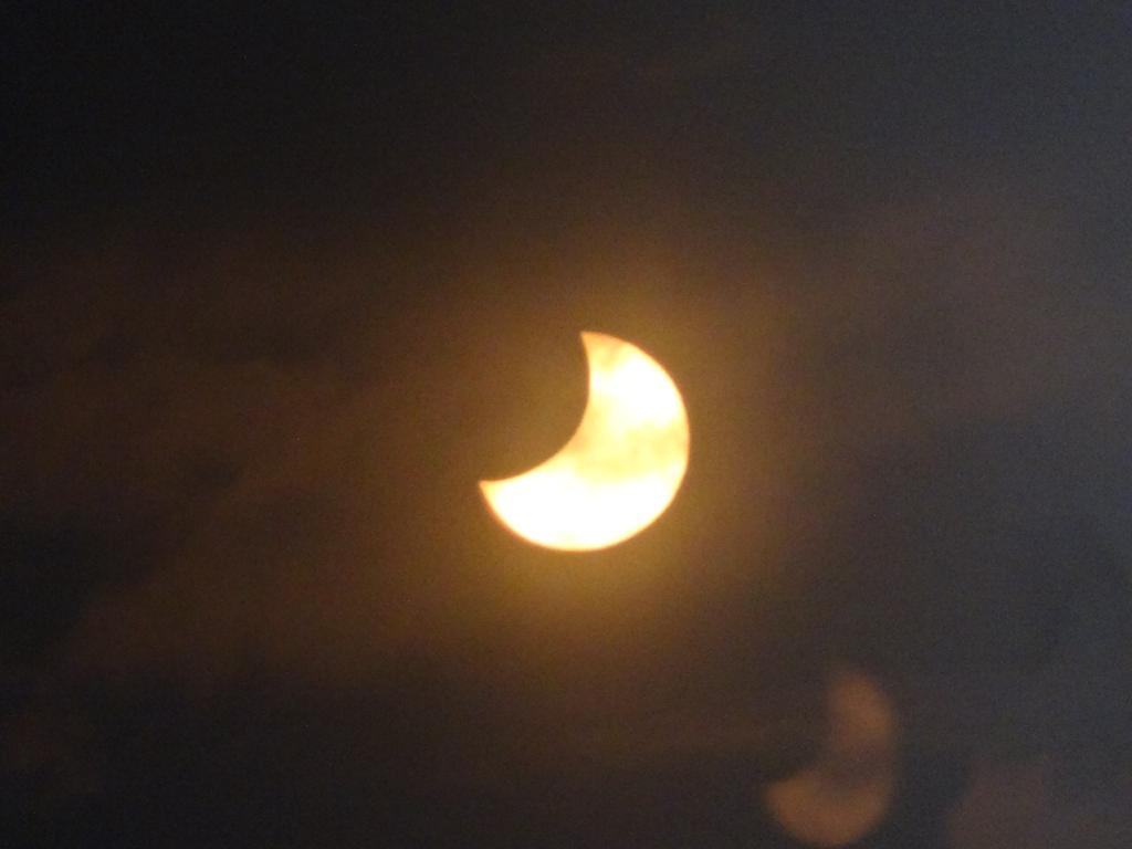 AAlarcn's tweet photo. Eclipse de Sol en la ciudad de Coyhaique, Región de Aysén del General Carlos Ibáñez del Campo, República de Chile. https://t.co/v1vD3XDe7u