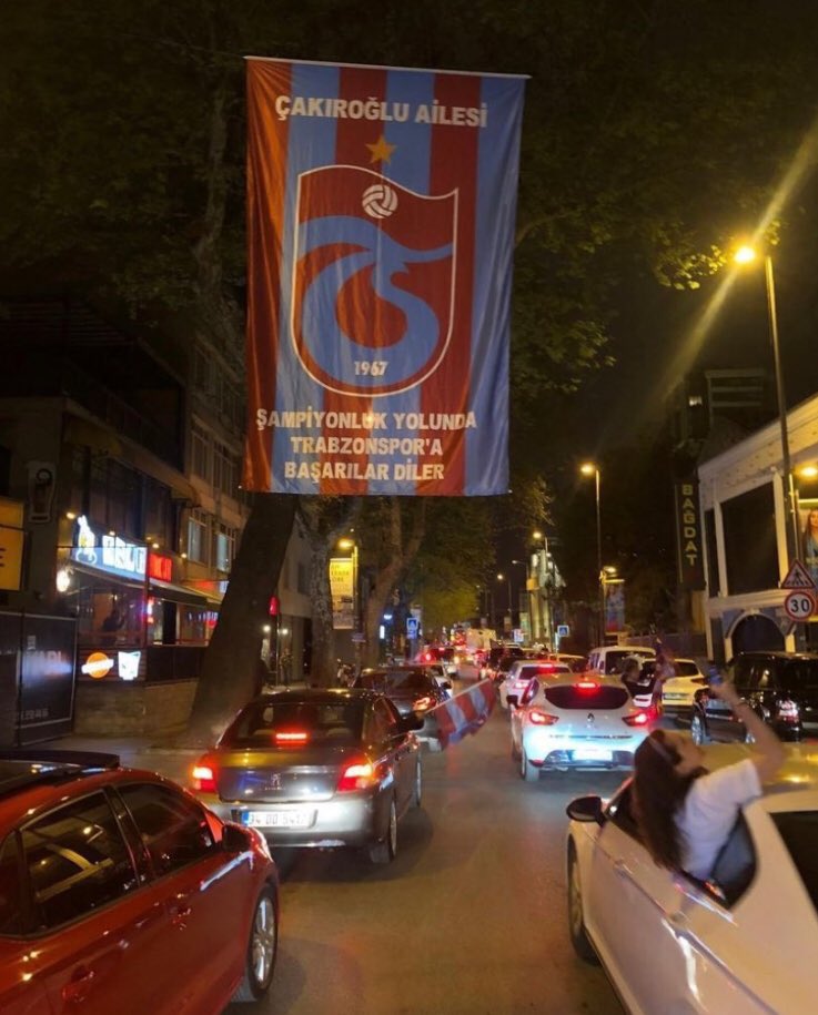 Bağdat Caddesi’ne Trabzonspor bayrağı asıldı.