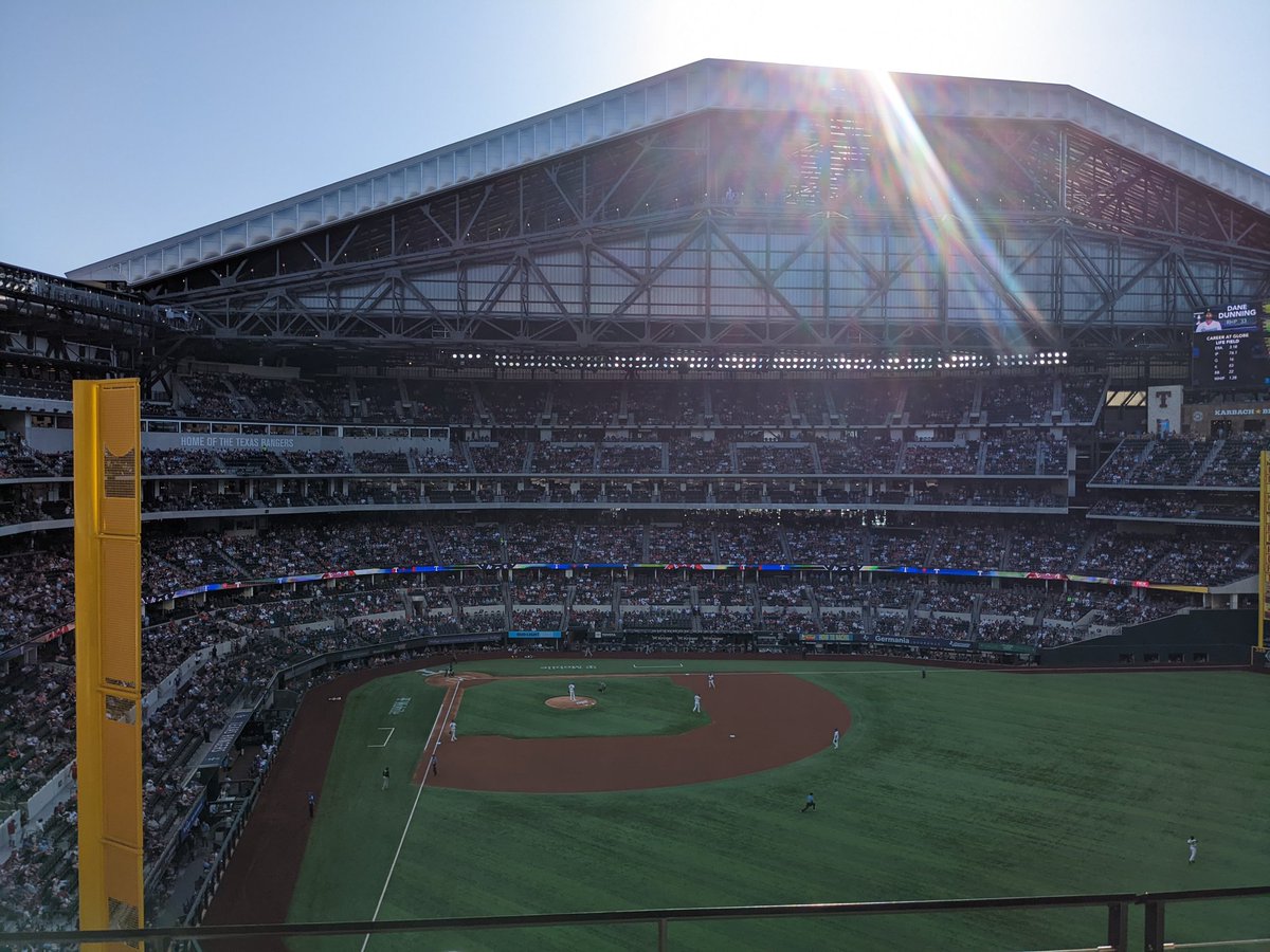 baseballdeworld's tweet image. Right field at a 6pm game is brutal to start.