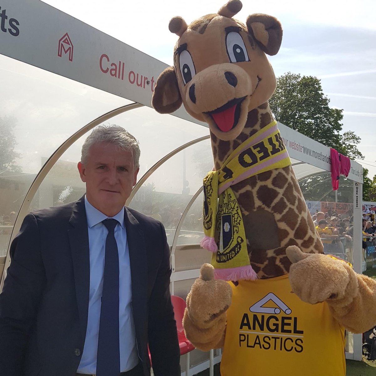 suttonunited's tweet photo. Sparky got to meet Jenny today. What a privilege for him 💛🦒 #suttonunited https://t.co/3p9fCyfftd