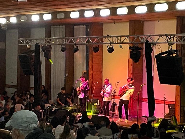 Rotary4281's tweet image. Noche Dorada de Tríos de los amigos del CR Pasto Valle de Atriz. 
Éxito total. El Club del Comercio quedó pequeño. Gracias a la comunidad Nariñense por apoyar las actividades rotaria. Dar de sí antes de pensar en sí. #rotary #distrito4281