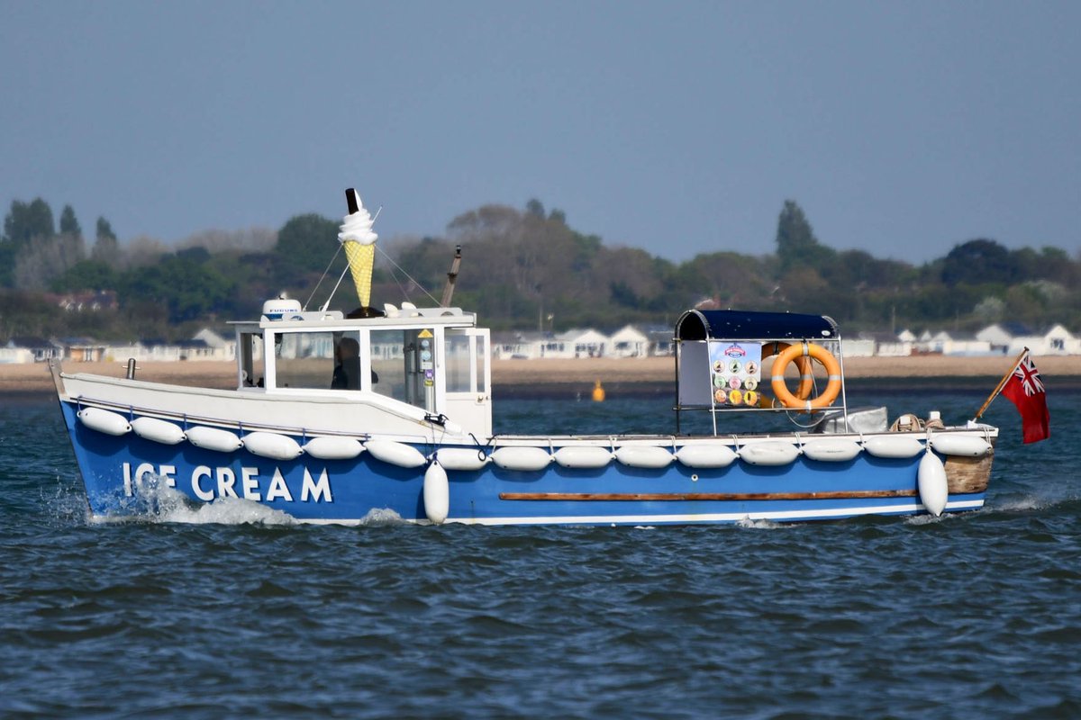 Krispen_Ships's tweet image. Something a little different spotted off Calshot this afternoon, an Ice Cream boat….