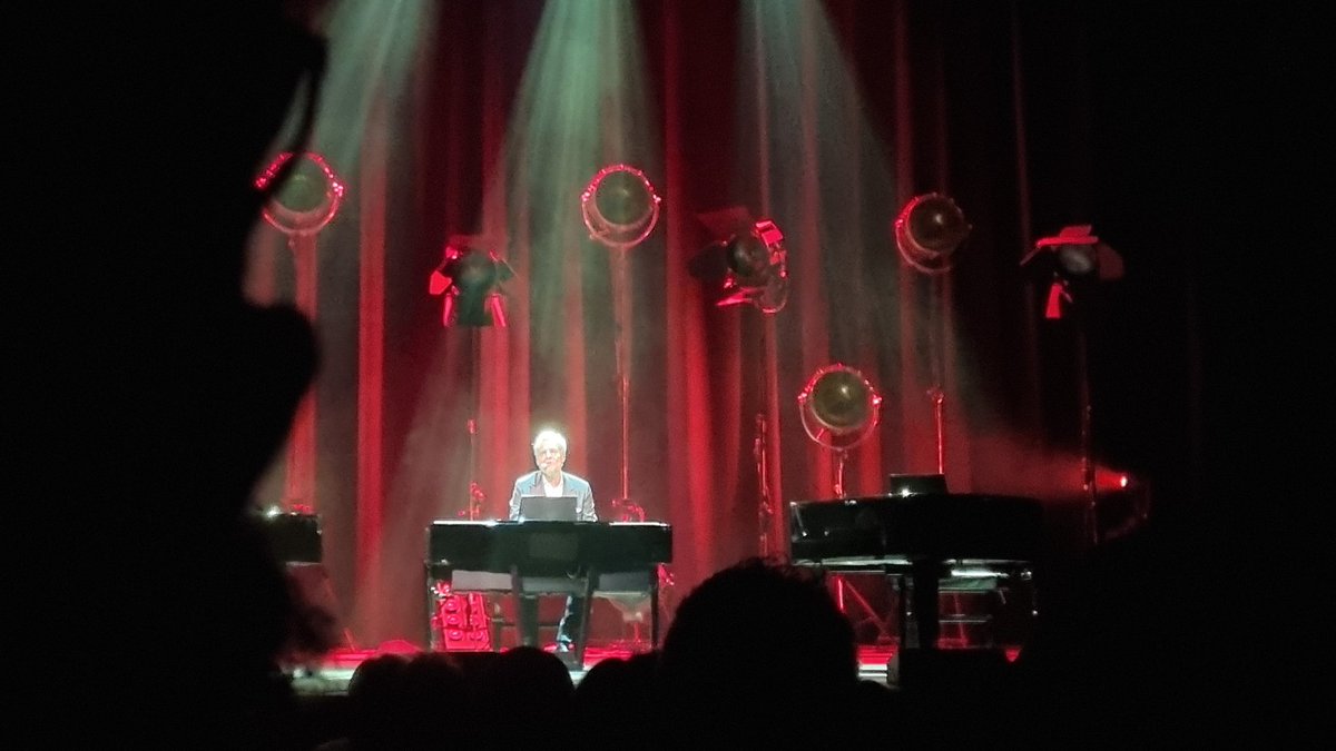 archicri1's tweet photo. Mentre i minuti passano
Forse domani correrò
Dietro il suo treno🎶🎶😘
#claudiobaglioni #teatroponchielli #concertoinfinito #lecanzonidelcuore #poster #fotografie #ninnananna #trilussa #amorebello #avrai #stradafacendo #tucomestai
#cuginanza #leipiccolaiogrande #leialtaiobassa https://t.co/jXdv6Fsocs