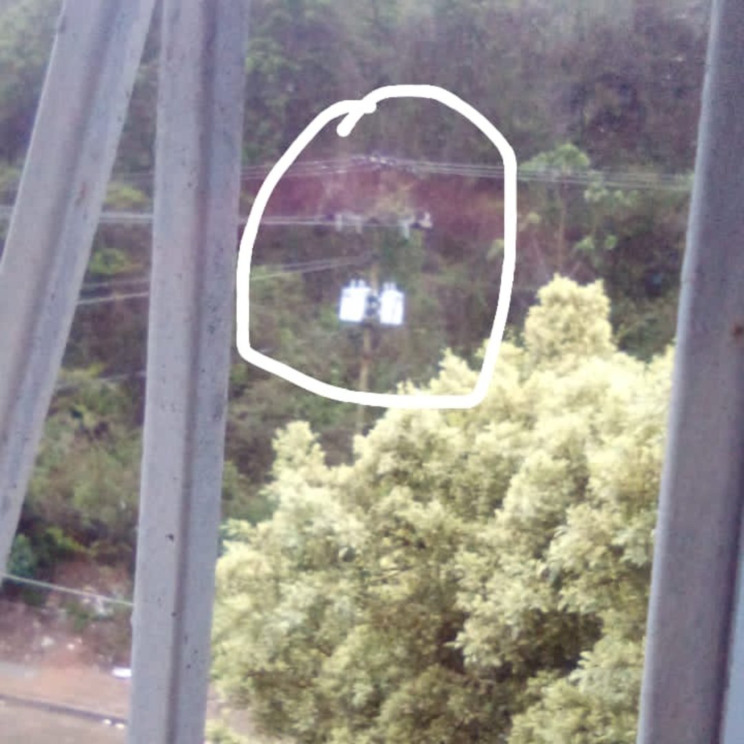 isabelB_MT's tweet photo. Hace pocos minutos cayó la rama de un árbol en el transformador ubicado en la entrada de bloque 9 generando una explosión y dejando sin luz a los 16 Bloques, CDI, sector 1, sector A y B parte alta de la Vega.  

 Esperando respuesta de 
@CorpoelecInfo https://t.co/iHIhTTUCXZ