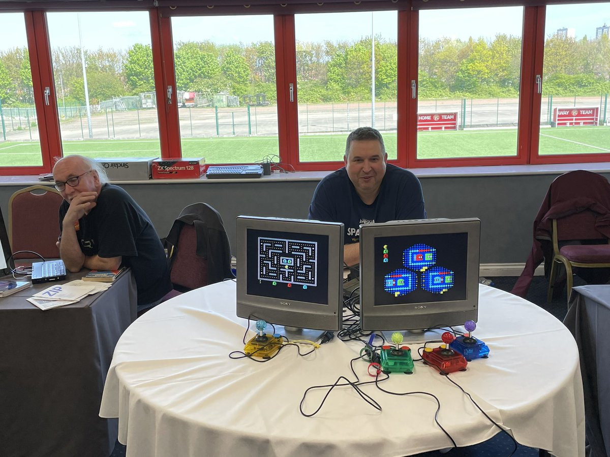ZX128KToastRack's tweet photo. One Spectrum 4 players and 2 screens. Amazing #ZXSpectrum #spectrum40 https://t.co/lxE0fgSP2K