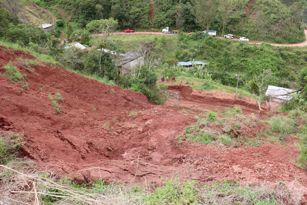 Es importante informar que este tramo aún continúa siendo un paso de alto riesgo, debido a  que la saturación de los suelos y las copiosas lluvias podrían nuevamente derrumbar el talud de tierra. ¡Aquí seguiremos trabajando diariamente por el buen vivir de los tachirenses! 2/2