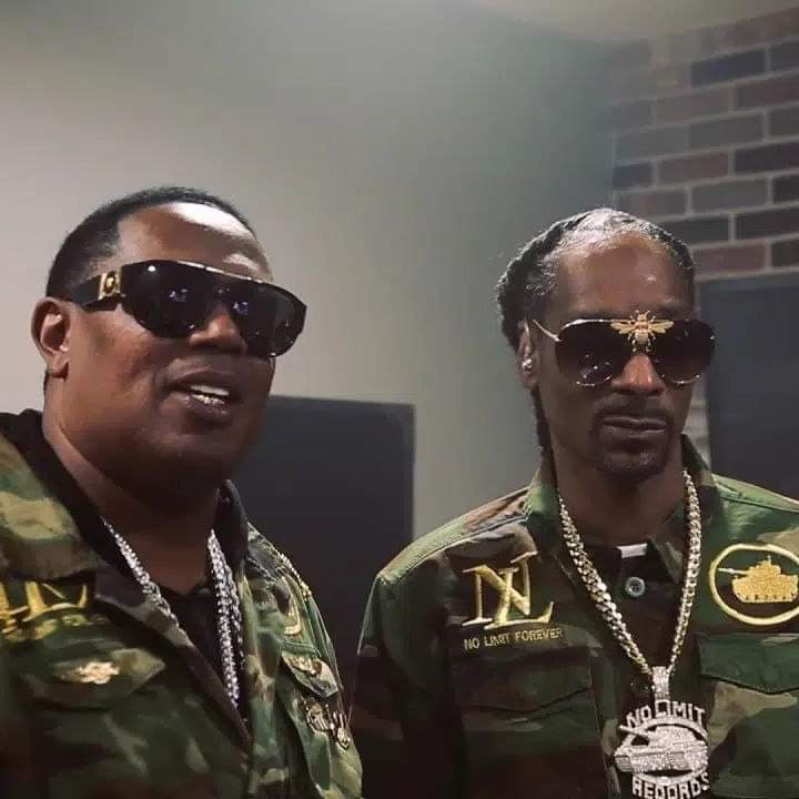 🇺🇸🌟Snoop Dogg: "Master P m'a appris comment monter un label, comment aller chercher de l'argent, comment manger, comment faire de l'argent sur mes tournées ou via le cinéma, comment créer une autre voie pour être vu différemment..."