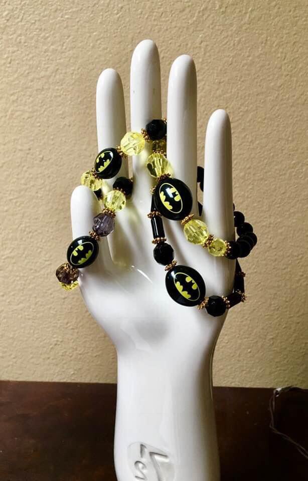 Rayvenwoodmanor's tweet image. High five for @megaconorlando! Stop by and see Rayvenwoodmanor in #artistalley #megaconorlando #megaconvention #megacon2022 #handmadejewelry #cosplayjewelry #artisanjewelry @officialmegacon @megaconorlando #batman #gotham #batmanjewelry #rayvenwoodmanor #comicconvention #megacon