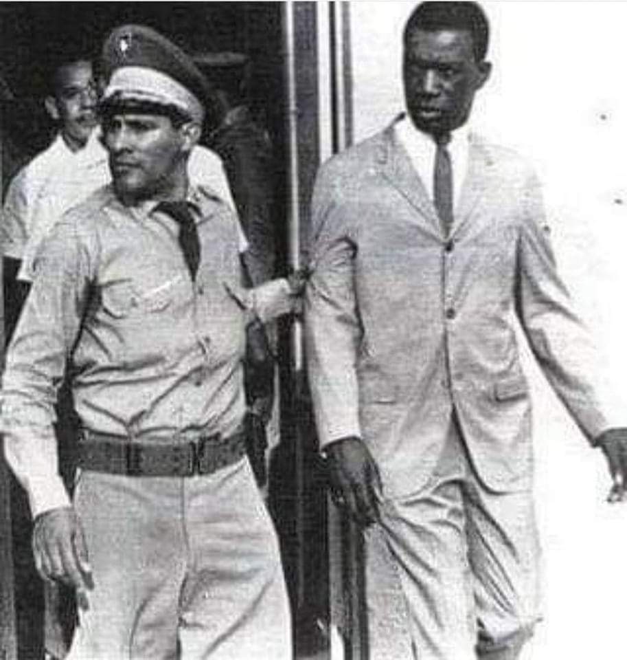 imbert_esteban's tweet photo. Momento en fue detenido el Dr José Francisco Peña Gomez (F) luego de lanzar rl pueblo a las calles el 24 de Abril de 1965 pir Radio Conercial, y fue a Radio TV Dominicana, donde lo apresaron y soltaron asilandose luego en la Embajada del salvado https://t.co/hjFXgZNGsG