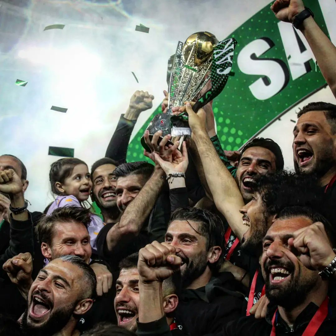 Sakaryaspor's tweet photo. 🏆40 gün 40 gece, inleyecek Türkiye Sakarya diye...

#ŞampiyonSakaryaspor https://t.co/YE5mmUePN0