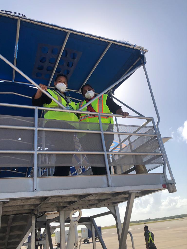 APACSafety's tweet photo. Chrisann and Karrie go out of their way to ensure our customers are safe during the dual boarding process. Way to go! @AOSafetyUAL @justinmarion78 @BaldeviaEilis #safetyweownit #dualboarding #spring5scompetition #passengersvc https://t.co/Xrbdc0qJ1d