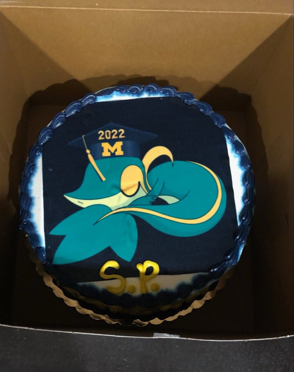 LusterSN's tweet image. Snivy flavored grad cake :D