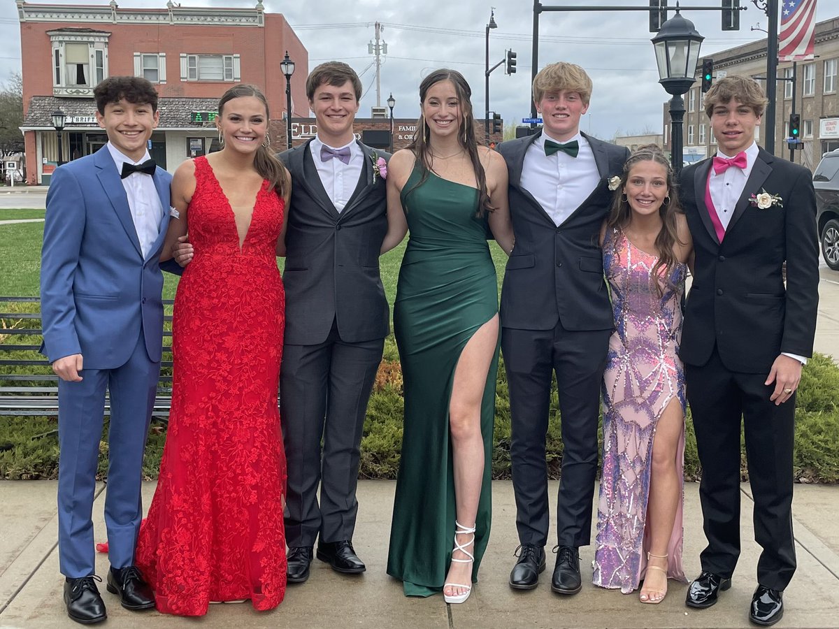 MaggieMdvandy's tweet photo. Josh’s Junior Prom https://t.co/GJ1YRqvCGm