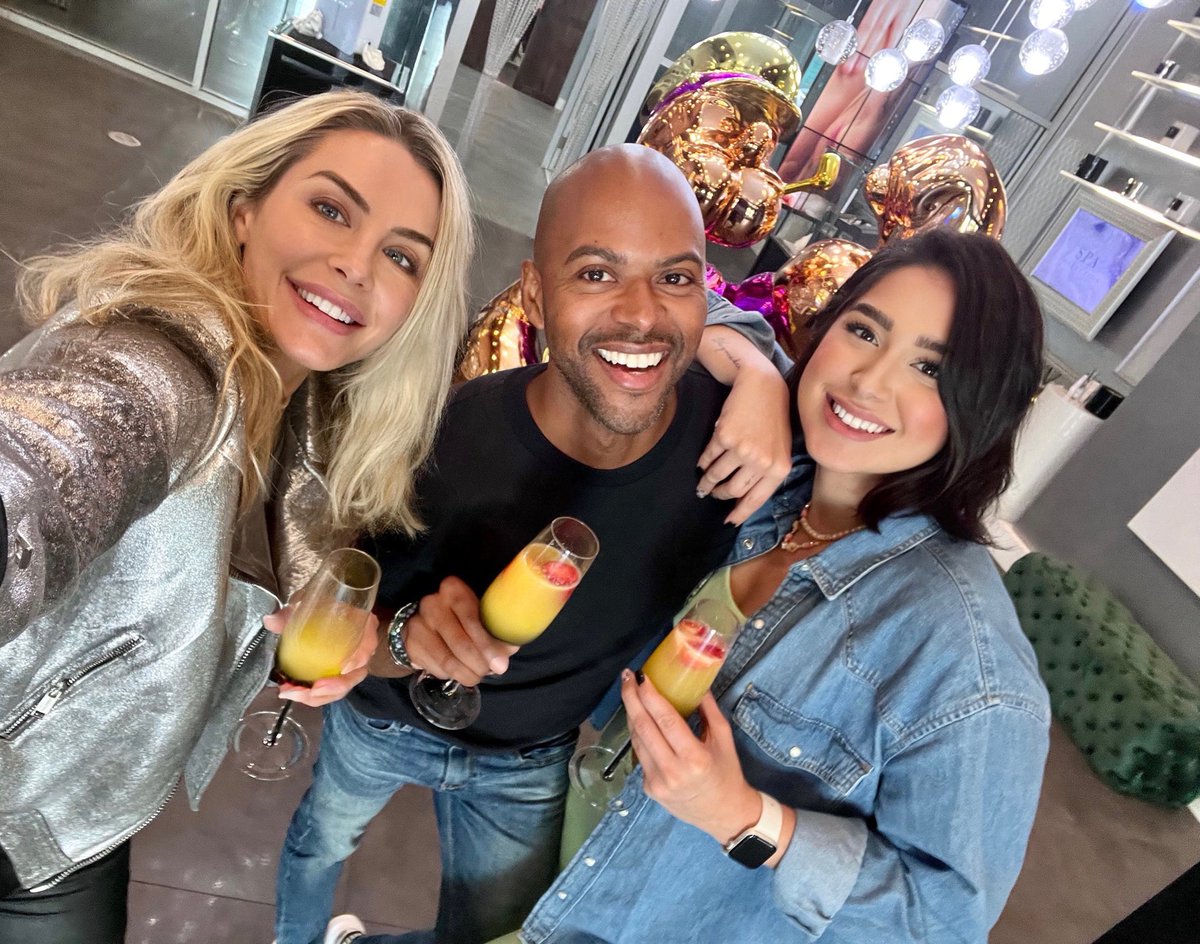 Beautrotting's tweet photo. Saturday funday at the office! I love my job! We made our GOAL! 1.4M ππΎ #workworkwork #drinkwhileyouwork #cheers https://t.co/hqjoVEAuex