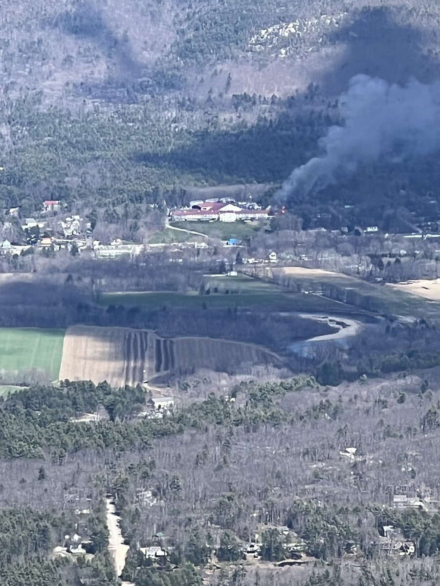 GraniteState_WX's tweet photo. Sad to see the Red Jacket Resort burning. I took this picture from North Moat. #RedJacketResort #Fire #NorthConway https://t.co/Y33i8G6GnZ