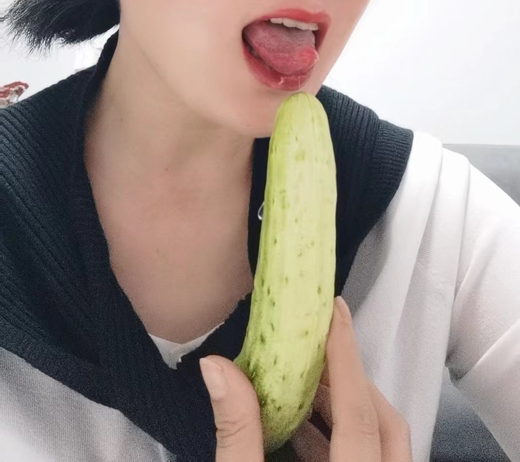 嫂子张嘴吃黄瓜的那一瞬间 我承认我邪恶了！