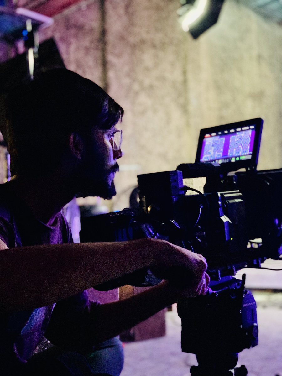 sarwar_moiz's tweet photo. I am filmaker … ive worked in advertisment , music videos ,  short films !!! Product work ( videos and photos) for amazon and other e commerce services. I have experience as DOP, As Production Manager,Direction(AD as well)  Let’s Connect #letsconnect .. #hishamsarwar https://t.co/vJXna46l2S