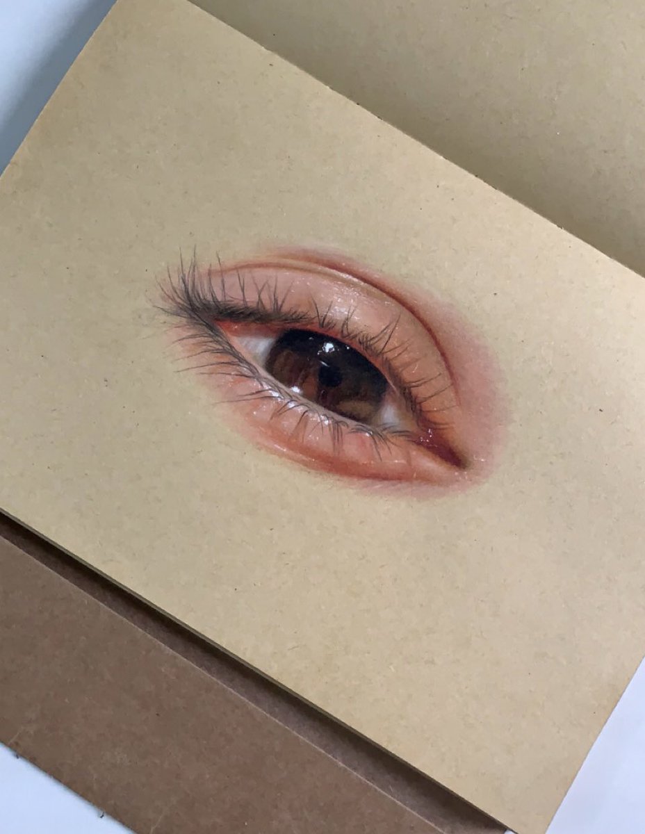 صورتها من بعيد اخاف يطلع انعكاسي فيها🌚😂