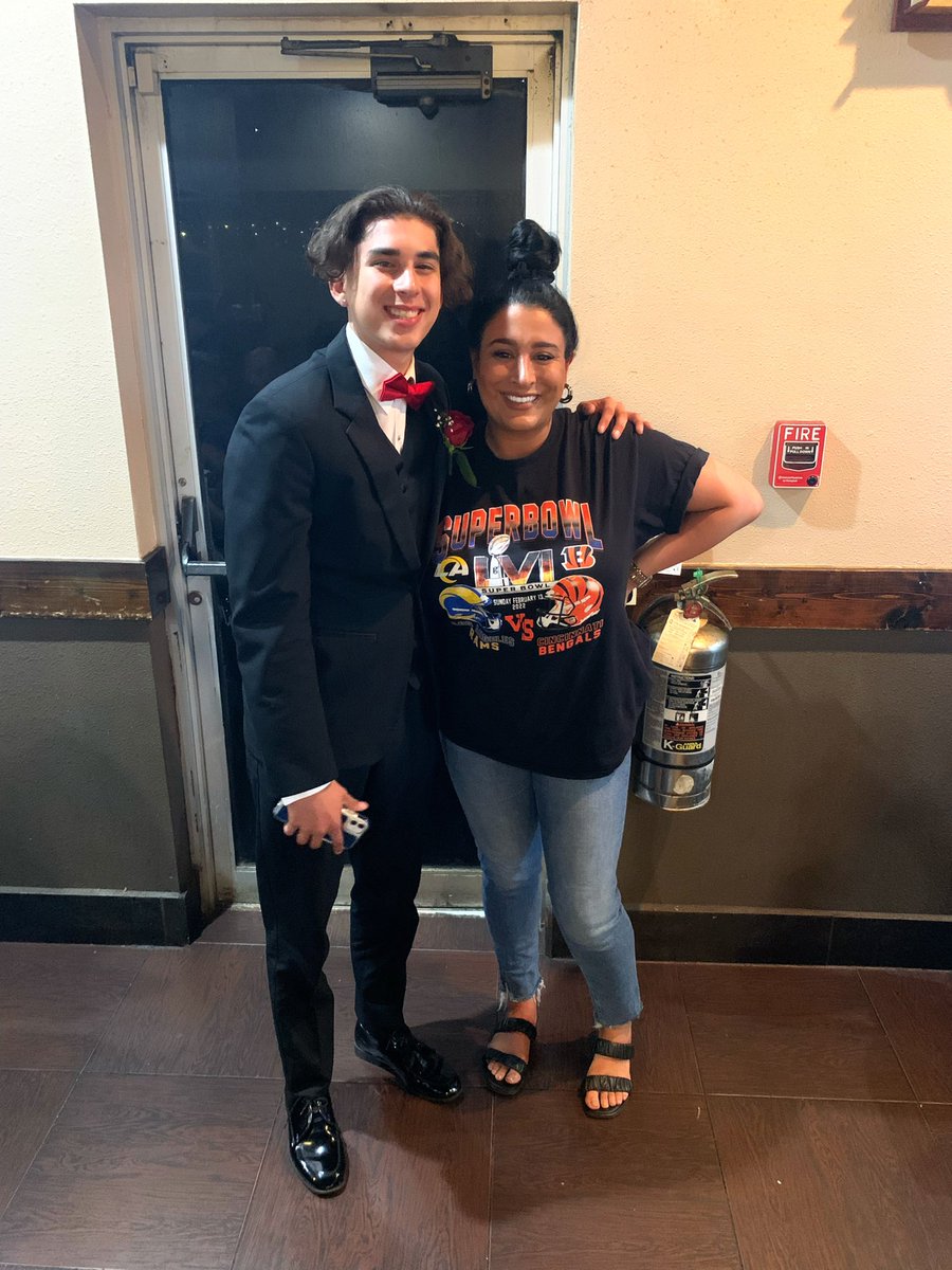 jhoghoughi's tweet photo. Unexpectedly running into a former student & their prom crew >>>
#GD2BR https://t.co/PsrzS1544B