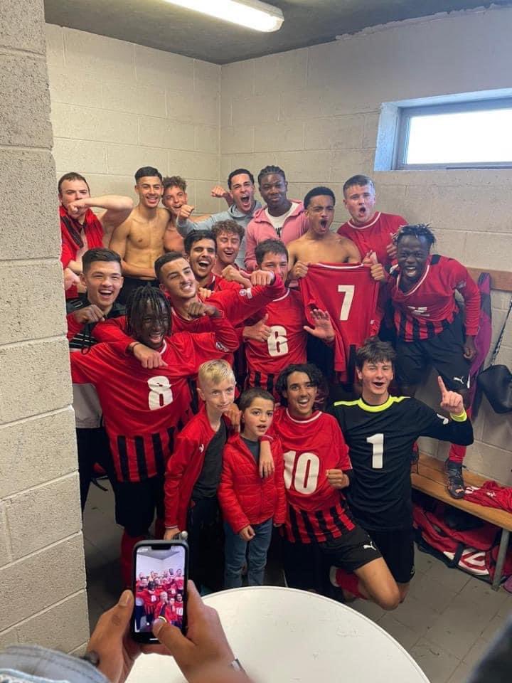 EsmgoFootball's tweet photo. 🔴⚫️ VICTOIRE et le titre pour nos U18 R1

Quevilly Rouen Metropole  - ESMGO 1-2
(Doublé de Billal Mebrouk)

Les garçons de Kalidou, Yann, Dylan et Logan s'imposent donc à QRM et s'envolent vers le titre U18 R1 Bravo à tous Staff, dirigeants, joueurs (Groupe U18 R1 et R2)💪🔴⚫ https://t.co/tPAb4OEf23