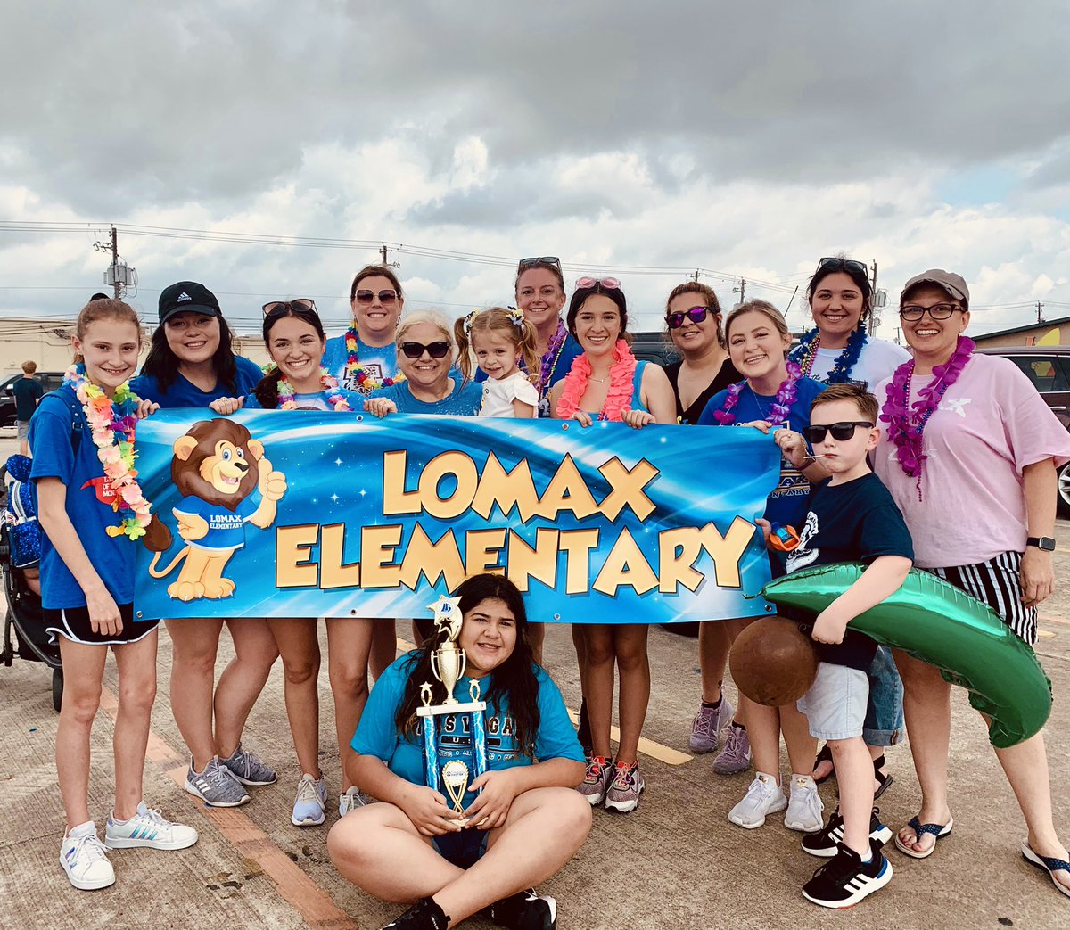 LomaxElementary's tweet photo. LXE was well represented in the Sylvan Beach Day Parade!! #lpisd #LPGreatThings #MostOriginal https://t.co/1HHRl0her5