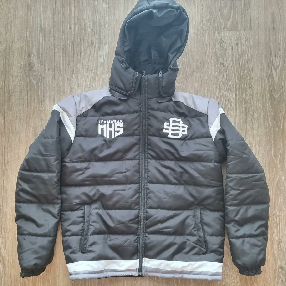 MHSTeamwear's tweet photo. Winter is fast approaching! ❄️

Don't get caught out in the cold,  enquire today about our custom winter range 🧥🧣

The Stray Dogs Football Club got kitted out with Puffer Jackets, Sports Hoodies and Windbreakers ⚽️ https://t.co/95L19gu3aQ