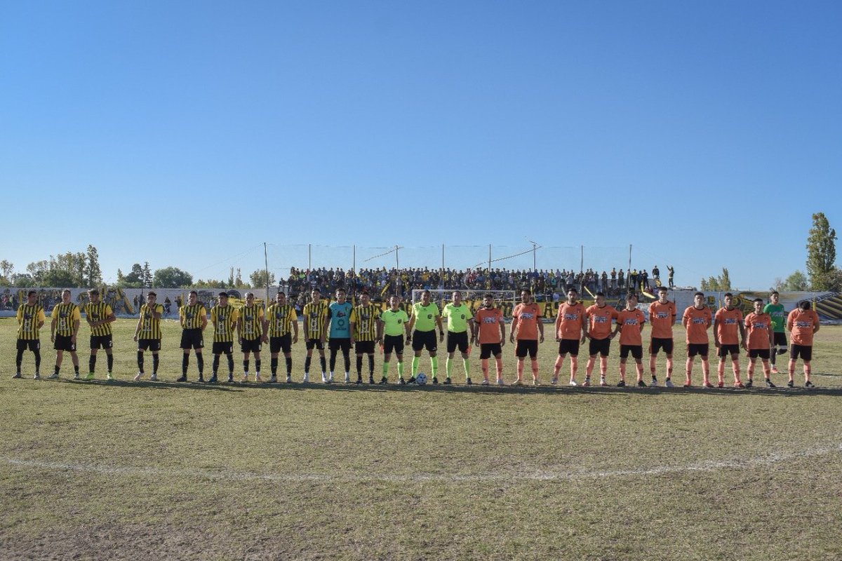 Hoy fuimos con mi hijo a la cancha y disfrutamos del clásico pocitano entre Atenas y Aberastain.

La verdad que pasamos una linda tarde con amigos y con gente que queremos mucho, mirando un deporte que despierta pasión.

¡Felicitaciones Naranjas y Mirasoles!