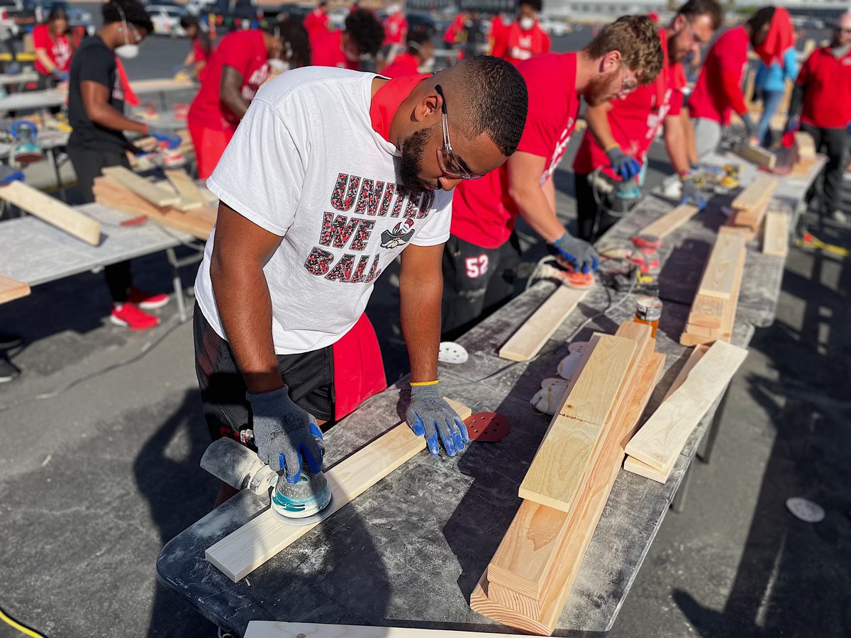 unlvfootball's tweet photo. The Rebels partnered with Sleep in Heavenly Peace to build beds and help support our community #RebelsGiveBack ❤️ @ShpBeds https://t.co/4qGMGwgk3o