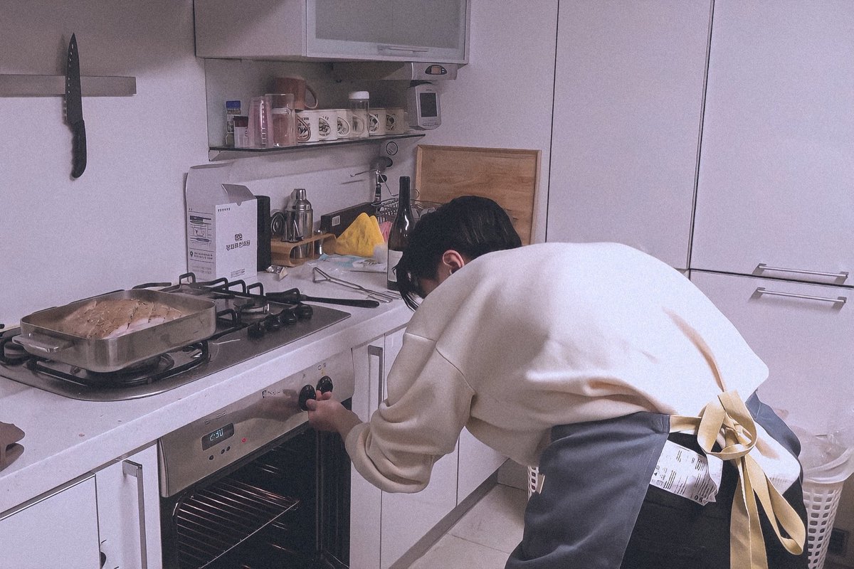 ENHATEEZ_'s tweet photo. cooking with :

#JAY and #WOOYOUNG https://t.co/29cQXxTYCx