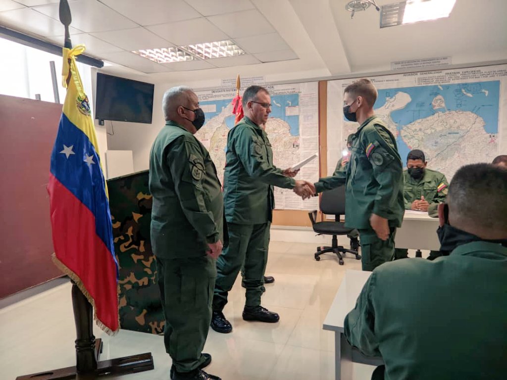 CentenoMass's tweet photo. Me correspondió el honor de clausurar el 2do Curso de Formación de Exploradores Geográficos para URRA de Combate, cumpliendo instrucciones del MG Renier Urbáez Fermín - COMREDIOCC, en el marco de la O/O Relámpago del Catatumbo. https://t.co/GlWvxt3Vwg