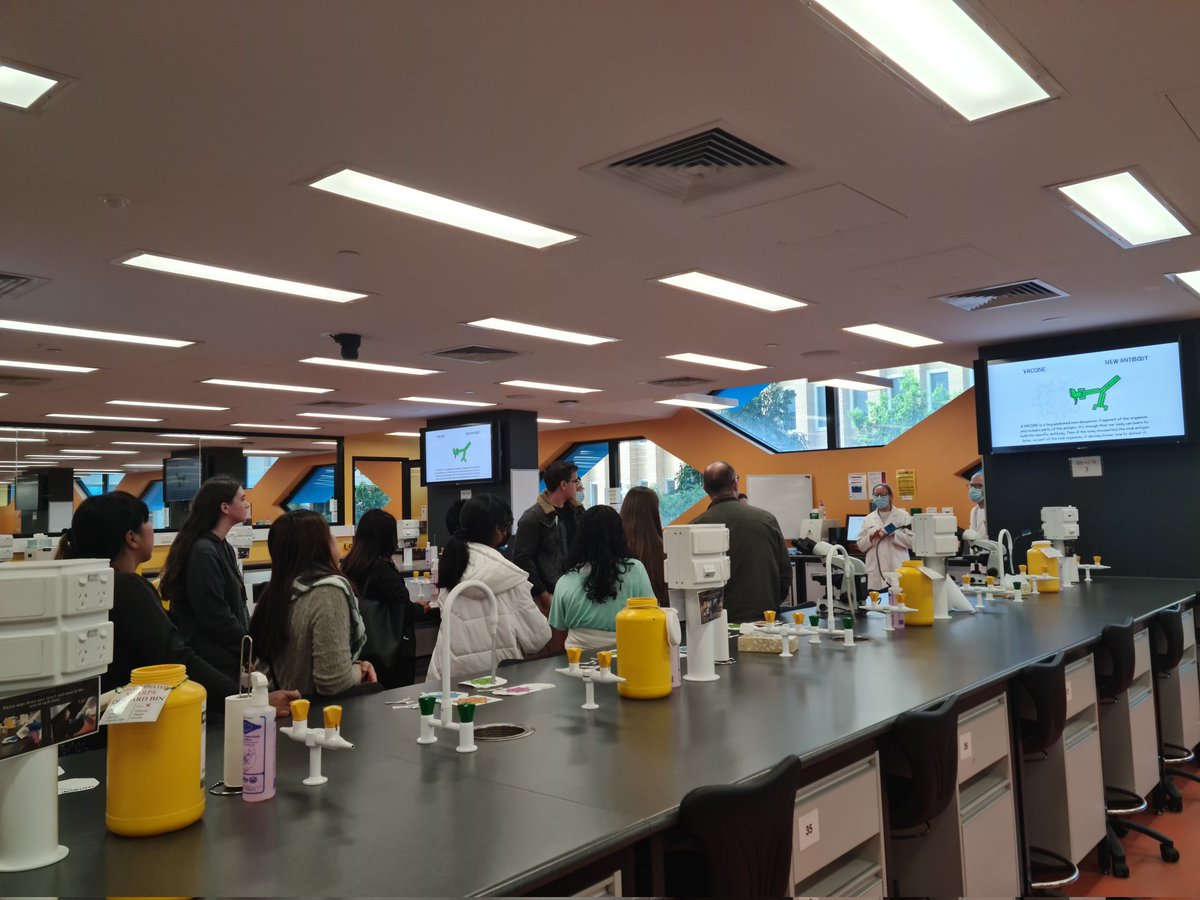 💥 Here is the Immune Cell station kicking off the Discovery Tour at #LIMSDoI2022! What a turn out 🤩 

@latrobe @LIMSLTU @Asimmunology @DayofImmunology #DoImmuno #ThankYouImmunology #DayofImmunology #scicomm