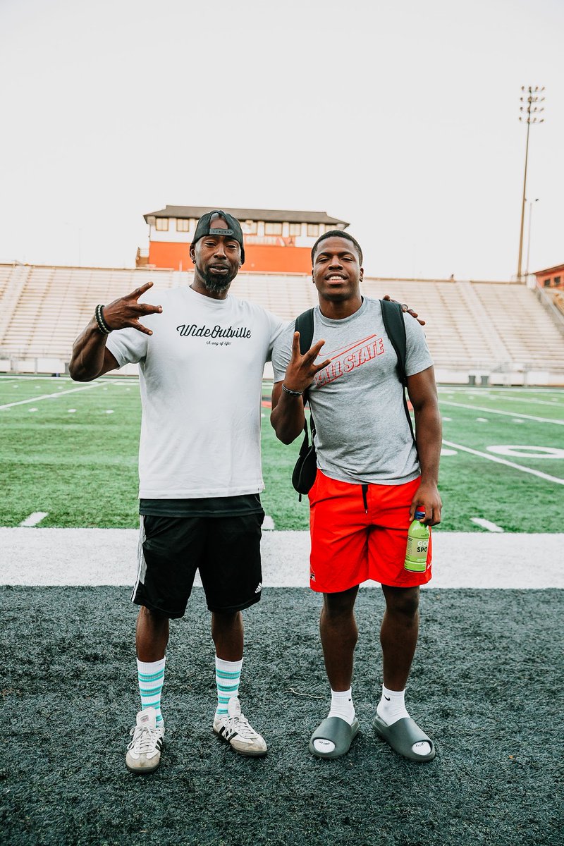 High_er_up's tweet photo. WR @ferdjvy @Raiders
League Level × Wideoutville
Powered by @LeagueLevel
Event Partners:
@Academy @Publix @DrinkGoodSport
#LeagueLevel #LeagueLevelStatus #Raiders #NFLDraft #Wideoutville #Publix #Academy #LasVegas https://t.co/hGCsA3zH5s