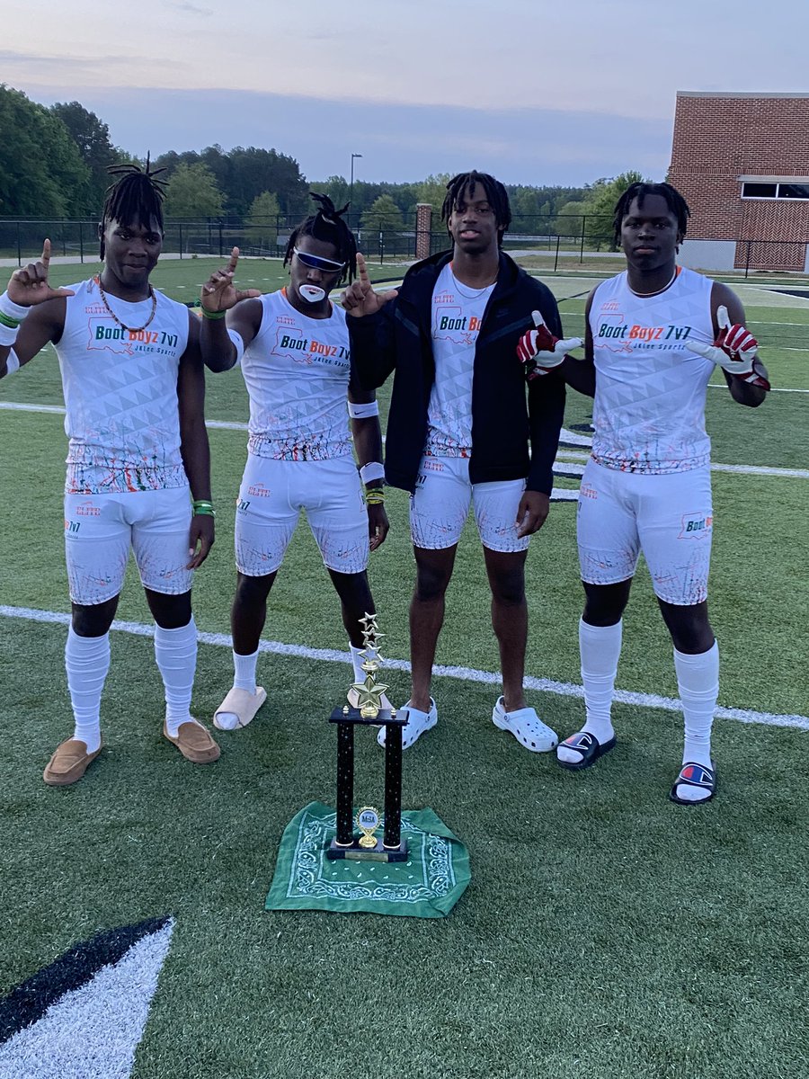 ChaseSquare's tweet photo. Great ending to the season 💚 Now time to lock in for spring ball 🏈 
Shoutout @jkleesportz for giving me this opportunity , thanks to coach @CoachHolland_ and @ByronWADE17 https://t.co/1QQRwpcZbd