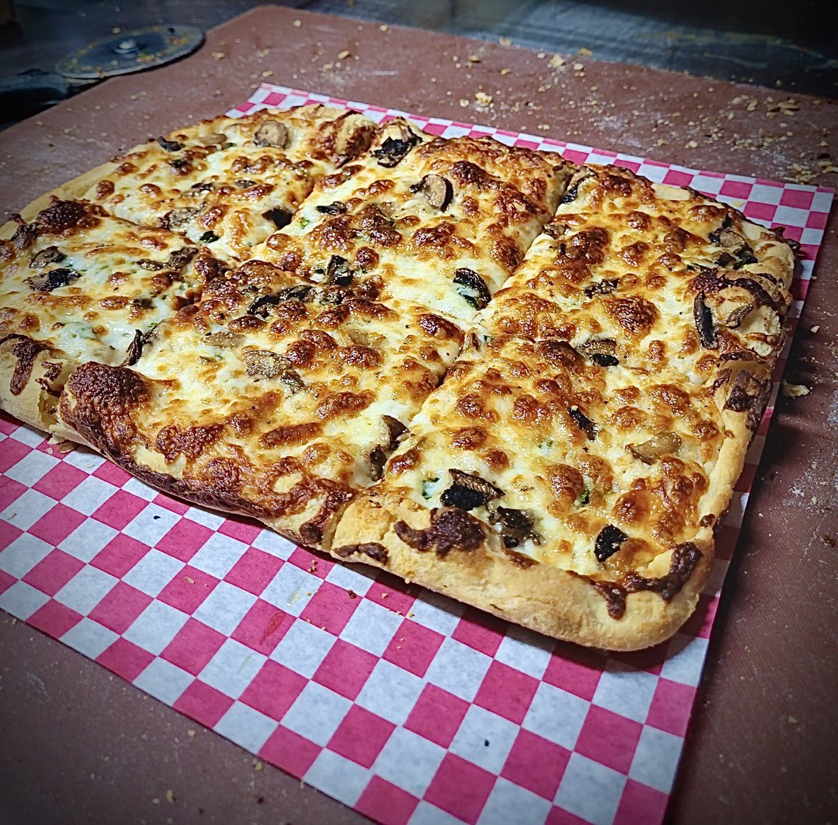 OddSoulBeer's tweet photo. Fun Guy Square Pie! Say that 5 times real fast like. ๐ฌ #pie #squarepie #pizza #funguy #mushrooms https://t.co/GDKoeMTYIU
