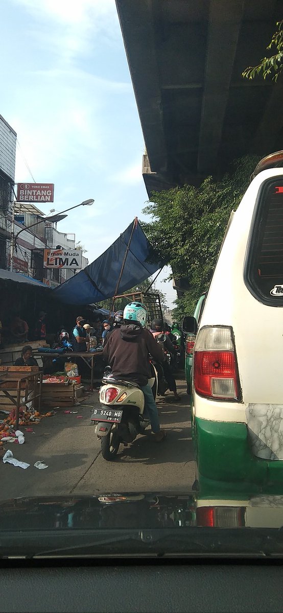 Jalan kircon bawah flyover ngak gerak pisan minta tolong <a href="/PRFMnews/">Radio PRFM</a> klo bisa aparat setempat di kerahkan. Kasian ambulan yg bawa pasien.