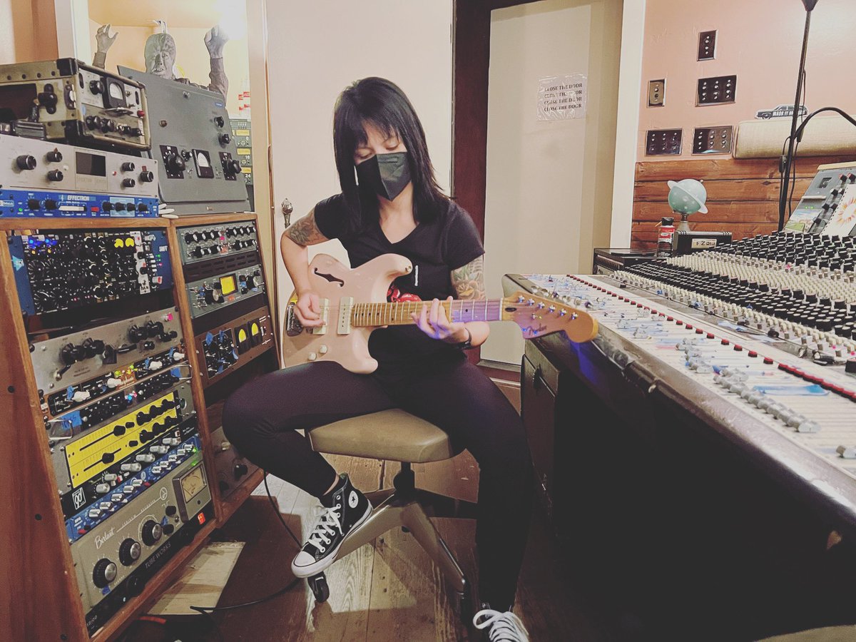 thedartsUS's tweet photo. Meliza tracking “Pink Slip” on a pink guitar of course 🤘🏼🤘🏼 #thedartsus #bobhoag #alternativetentaclesrecords #flyingblanketrecording #adrenalinfixmusic #farfisa #vox #fender #garagerock #garagepunk #garagesurf #grrl #snakeoil #newmusic #recording https://t.co/GaEuZd6Bkt