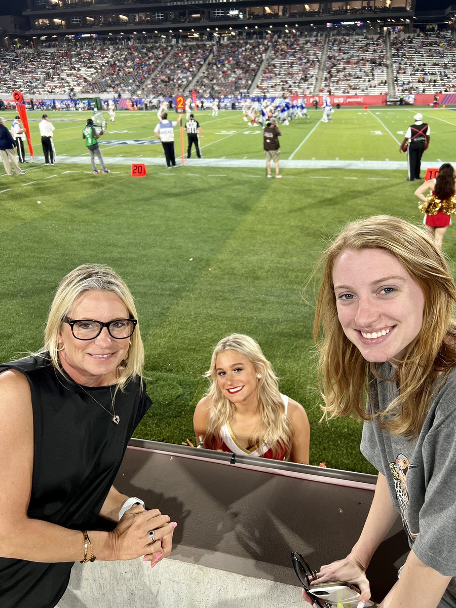 tay22baker's tweet photo. Omg a #USFL cheerleader https://t.co/u5MvFQhpb6
