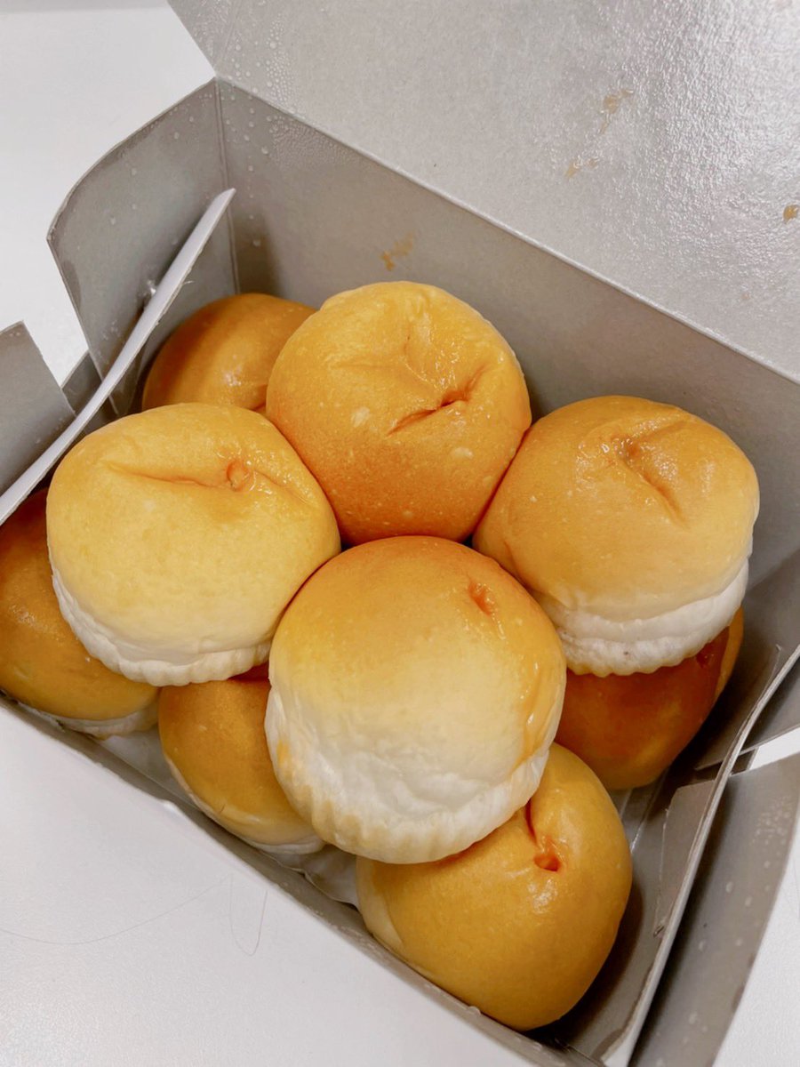 twoajumma's tweet photo. ขนมปังสังขยาเจ้าดังอุทัยธานี ไพพรรณ ต้องแวะซื้อทุกครั้งที่ผ่าน ขนมปังดีมากนุ่มหนุบหนับ ไส้สังขยาทะลักมากเว่อร์ คือกินทีไรฟินมากกก คู่กะกาแฟ นม หรือชาก็ได้ เดอะเบสค่ะ เสียแย่างเดียวหมดไวไปหน่อย 🤣 @aroii #อร่อยบอกต่อ #สองอาจุมม่าบ้าของกิน https://t.co/47y6C1nMG7