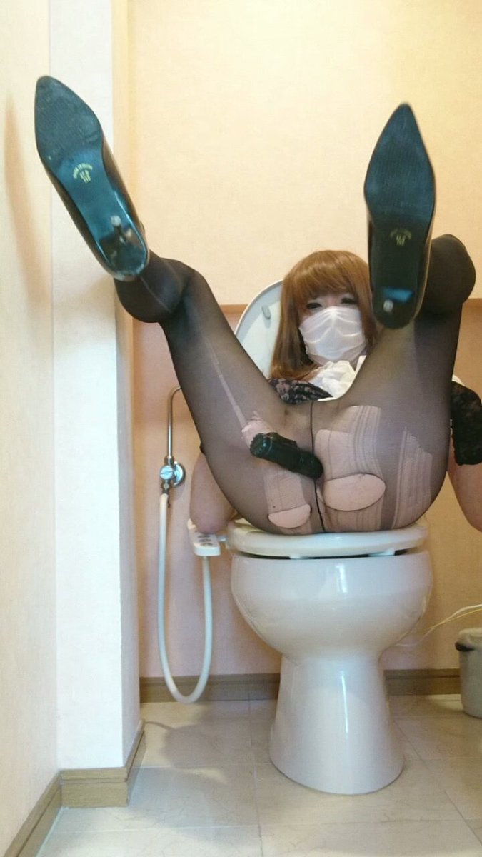 K4bHw's tweet photo. バイブが落ちないように黒ストはきました。
動画は長いから2回に分けて後でアップします。
このバイブ、最初は元気良くクネクネ動いてたのに、変な体勢になって使ってたせいか途中から元気がなくった。
壊れるのが早い！ https://t.co/hPgRsoh4y8