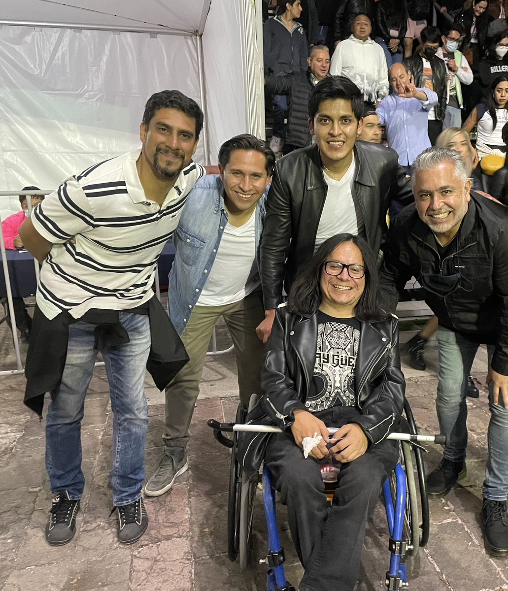 DavidFuentesAm's tweet photo. Gracias a los 3 camaradas que nos apoyaron para subir y bajar las escaleras del puente peatonal a la salida del concierto de @thekillers. ¡Que chingona es la gente de mi país carajo! https://t.co/NMuuwo5nD9