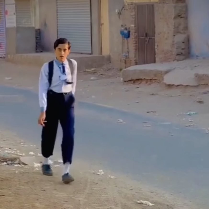 يعني النموذج الجيد المفروض يكون قدوة للاخرين وهذا الطبيعي 
بس مجتمعنا العظيم الي اجداده جانوا قدوة للعالم اليوم يتماشى مع الاموار بعكسية وهمجية والاساءة ممكن تلاحظها بالشارع وبمواقع التواصل وبكل مكان واذا مملاحظ هذا الشي فاأنت منهم عزيزي الموطن .