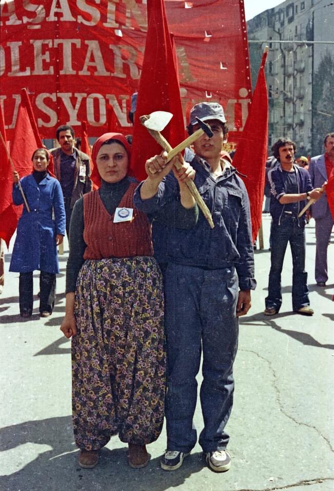 ✍️Emeğin,emektarın,alın terinin
dayanışma ve yardımlaşmanın 
günü olan,

      1 Mayıs Emek ve Dayanışma günü
Kutlu olsun....