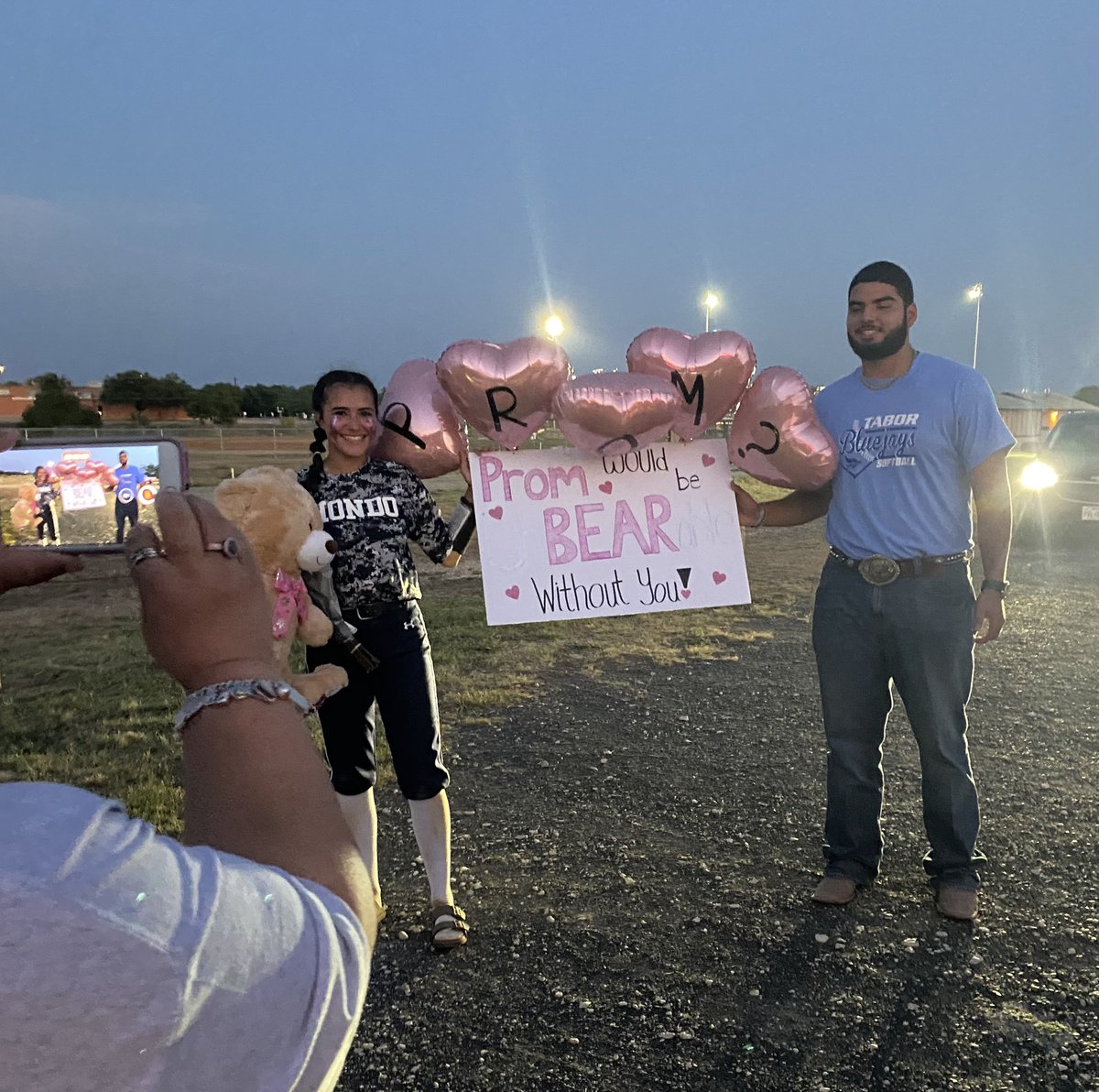 HondoSoftball's tweet photo. We had a promposal💙🙌🏼🥳💕🥎 https://t.co/Tsnz58aTwP