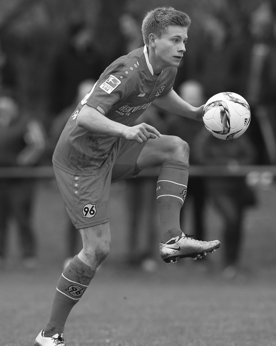 Wir denken an Dich, Niklas. 🙏❤️

#H96 #NiemalsAllein ⚫️⚪️💚