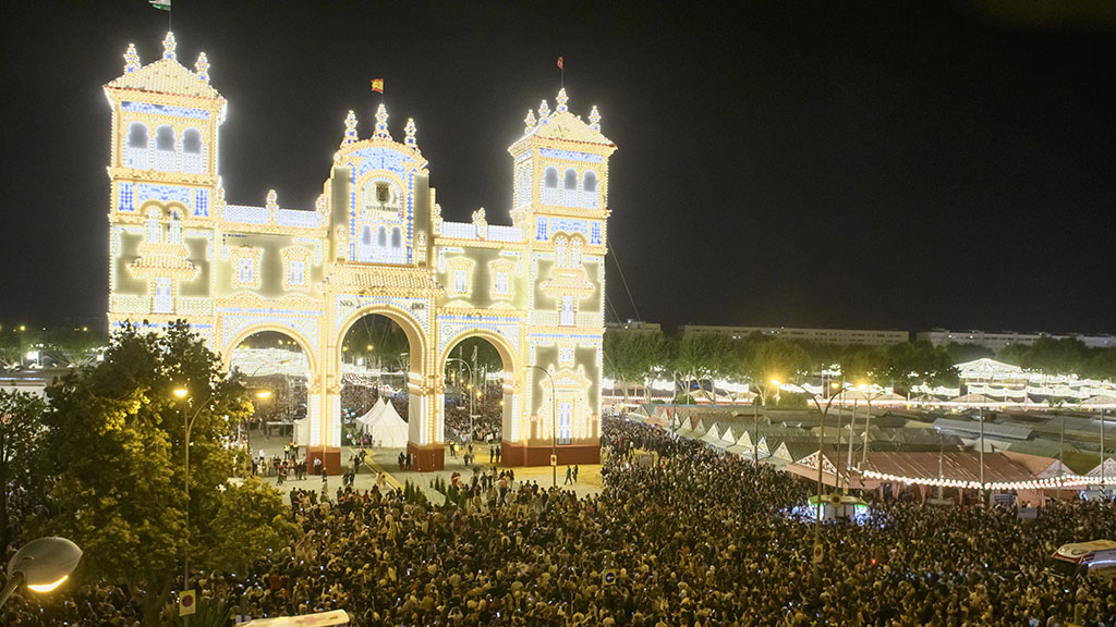 CSurNoticias's tweet photo. El Alumbrao devuelve su esplendor a la Feria de Sevilla tras dos años de pandemia

🌐 https://t.co/X78tfbxWRO https://t.co/8QVsrF7ZT4