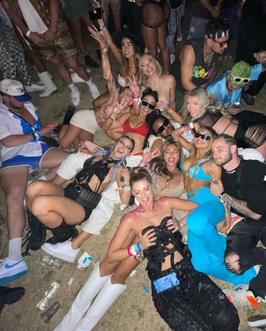 Woodstock Vibes with the Squad ? https://t.co/YBLa24uIbn