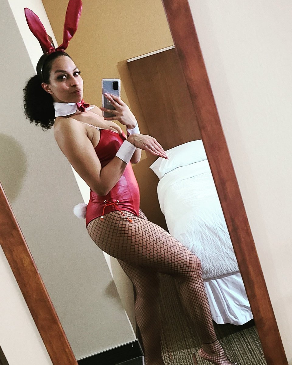 DjCheviRed's tweet photo. Play Boy themed gig tonight 🐰🐰💋💋 #DjCheviRed #CheviRed #dj #djlife #lifestyle #adult #sexy #bunny #blackgirlmagic #latina #mixedlikemybeats #instdaily #saturday #saturdaynight #followme https://t.co/KZ6cN0uAy9