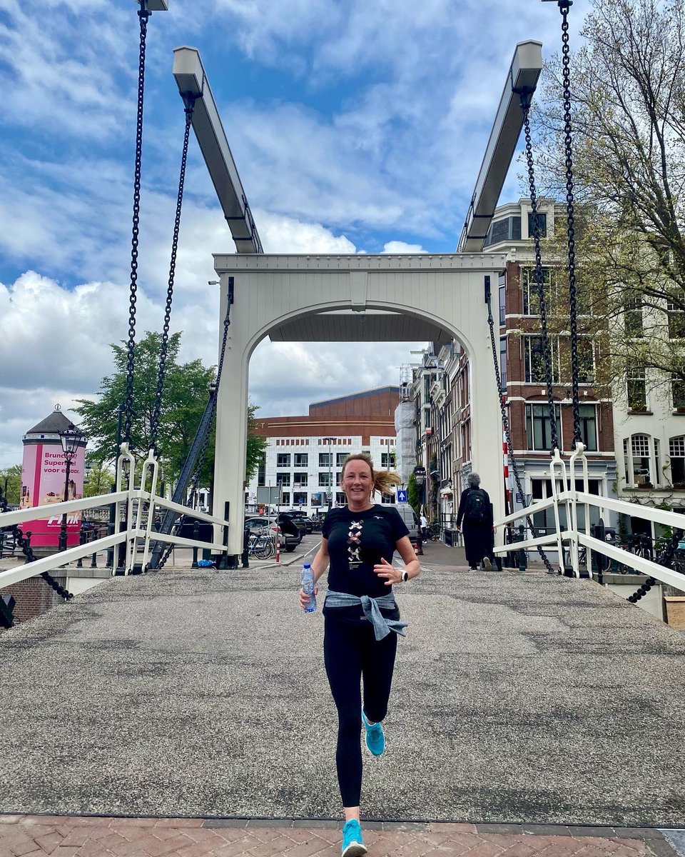 AmsBruggenloop's tweet photo. Na een grootscheepse renovatie is de Walter Süskindbrug deze week opgeleverd. Met de Dodenherdenking in het vooruitzicht een extra reden stil te staan bij de naamgever van brug 237 op de hoek Amstel/Nieuwe Herengracht https://t.co/nmzci8mdxS https://t.co/g0YghDguct