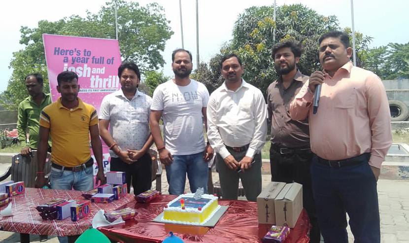 Cake Cutting with our loyal and esteemed customer of XP95 on the occasion of first  #XP95Anniversary at Bindeshwar Oil Centre under Muzaffarpur DO. <a href="/IndianOilcl/">Indian Oil Corp Ltd</a> <a href="/IOCL_BIHAR/">IOCL BIHAR & JHARKHAND</a>